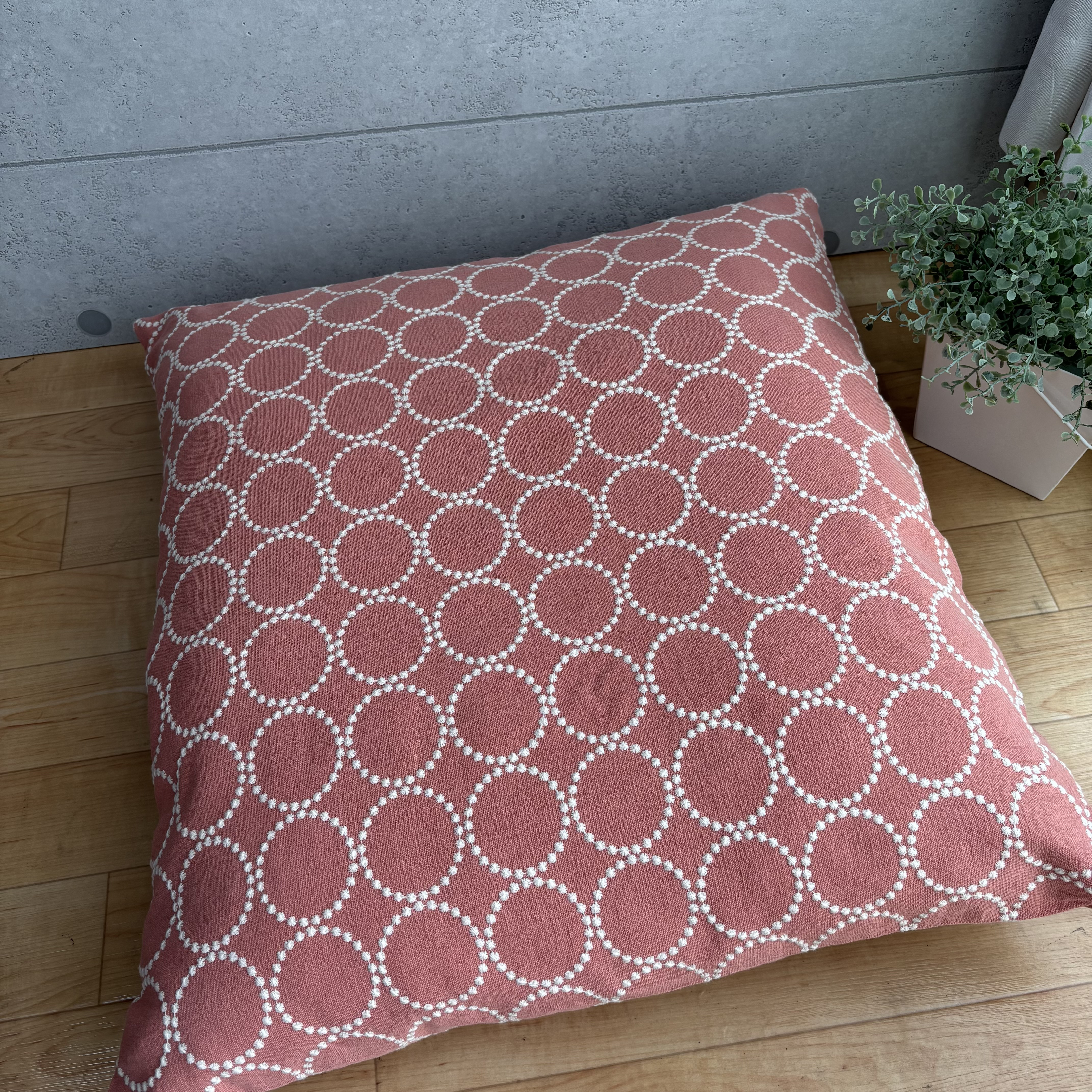 座布団カバー(55㎝×59㎝)ナチュラルベーシックな刺繍生地（サーモンピンク）