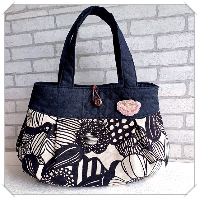 手刺繍ブローチ付き♪ふっくらタックのトートバッグ