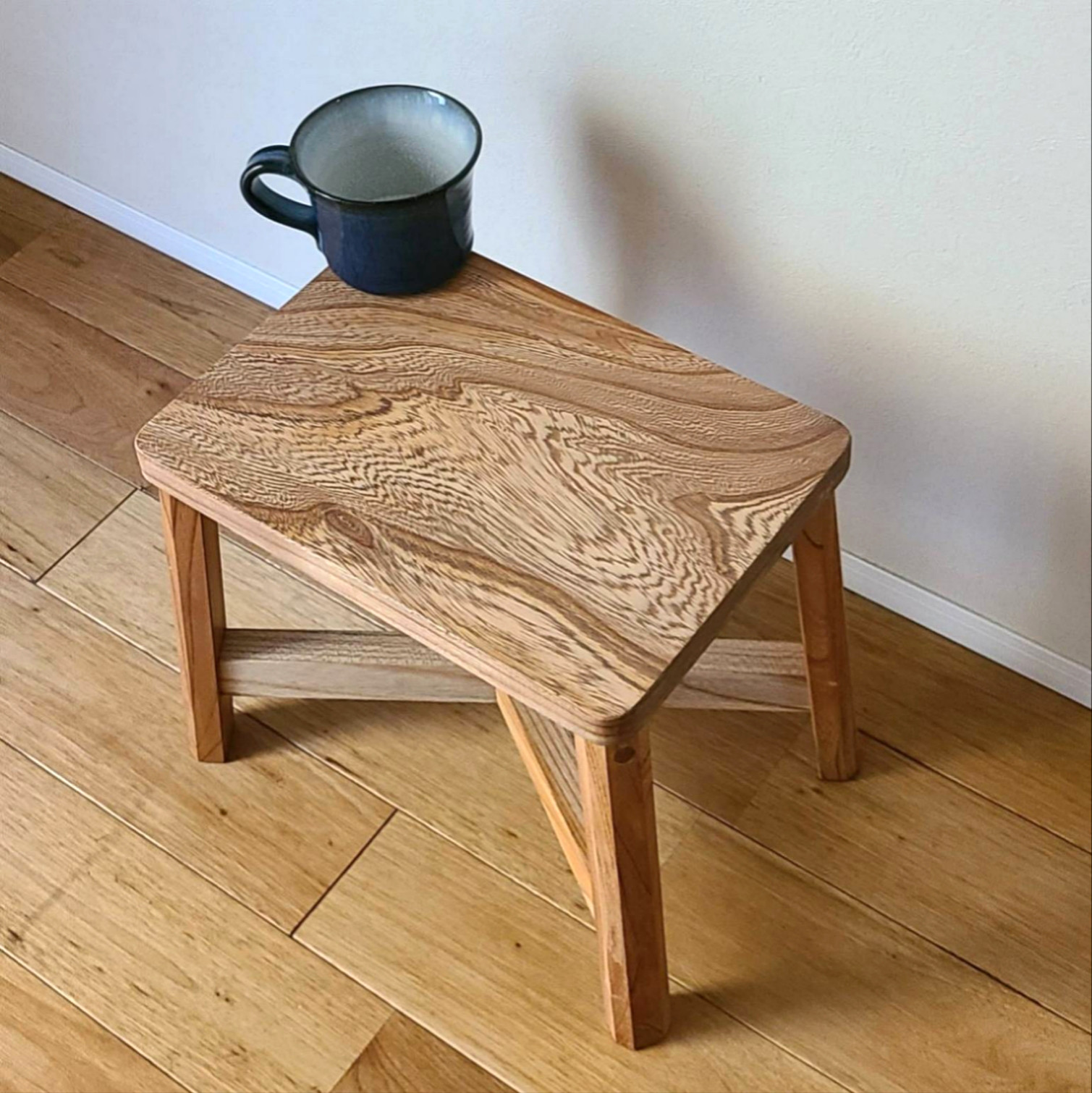 華やかな欅の一枚板マルチユーススツール③　花台　踏み台　椅子　踏み台　ミニテーブル　サイドテーブル　無垢　天然　加湿器