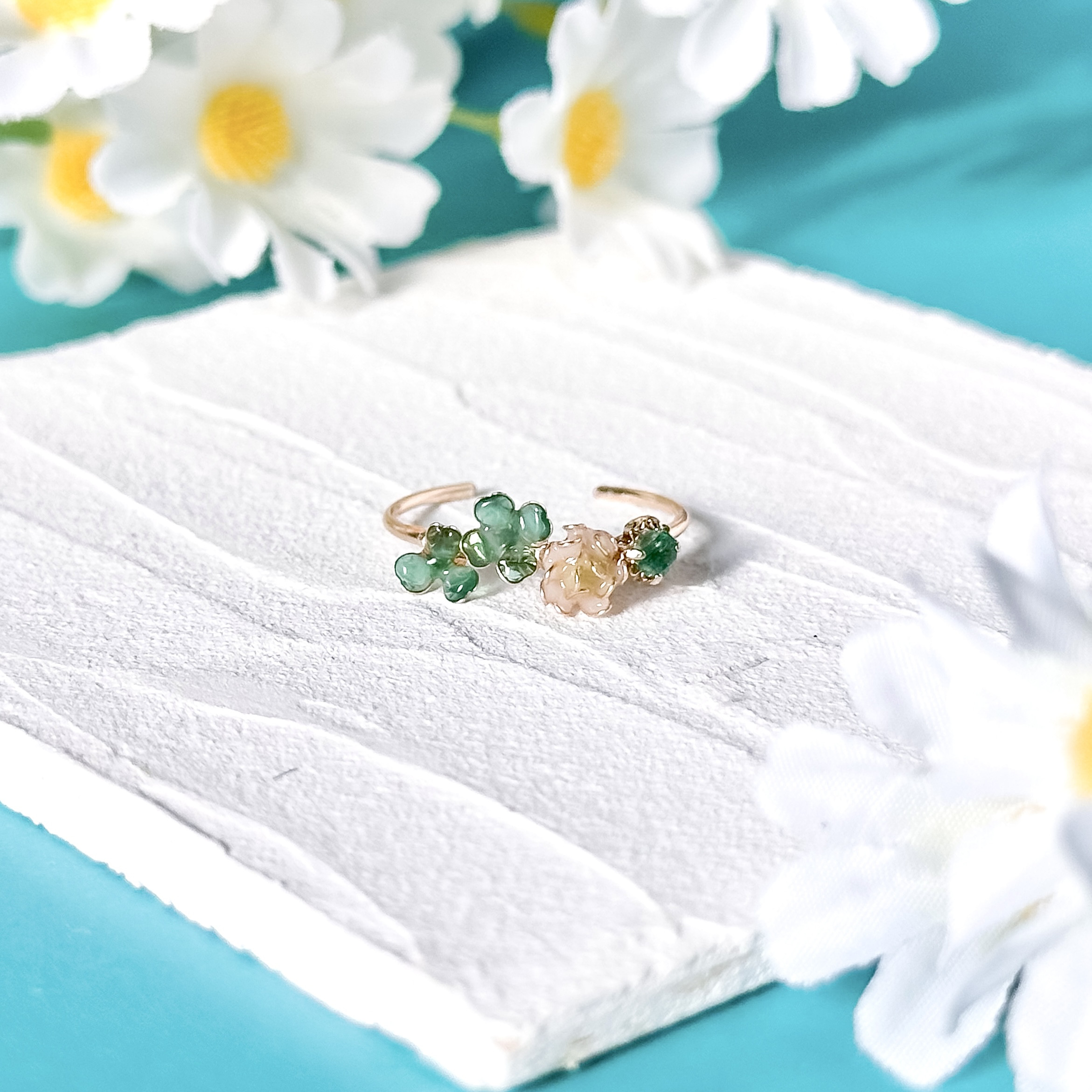 -Jewelry Flower- 白詰草とエメラルド(5月誕生石)のワイヤーリング