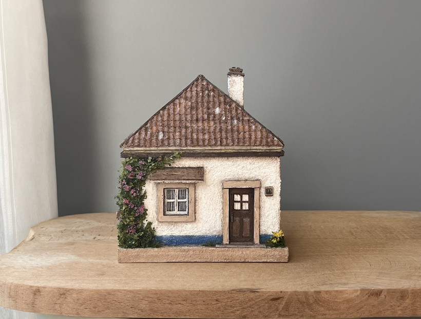 小さいお家　とんがり屋根の爽やかな白い家（ポルトガル）　1/50サイズ