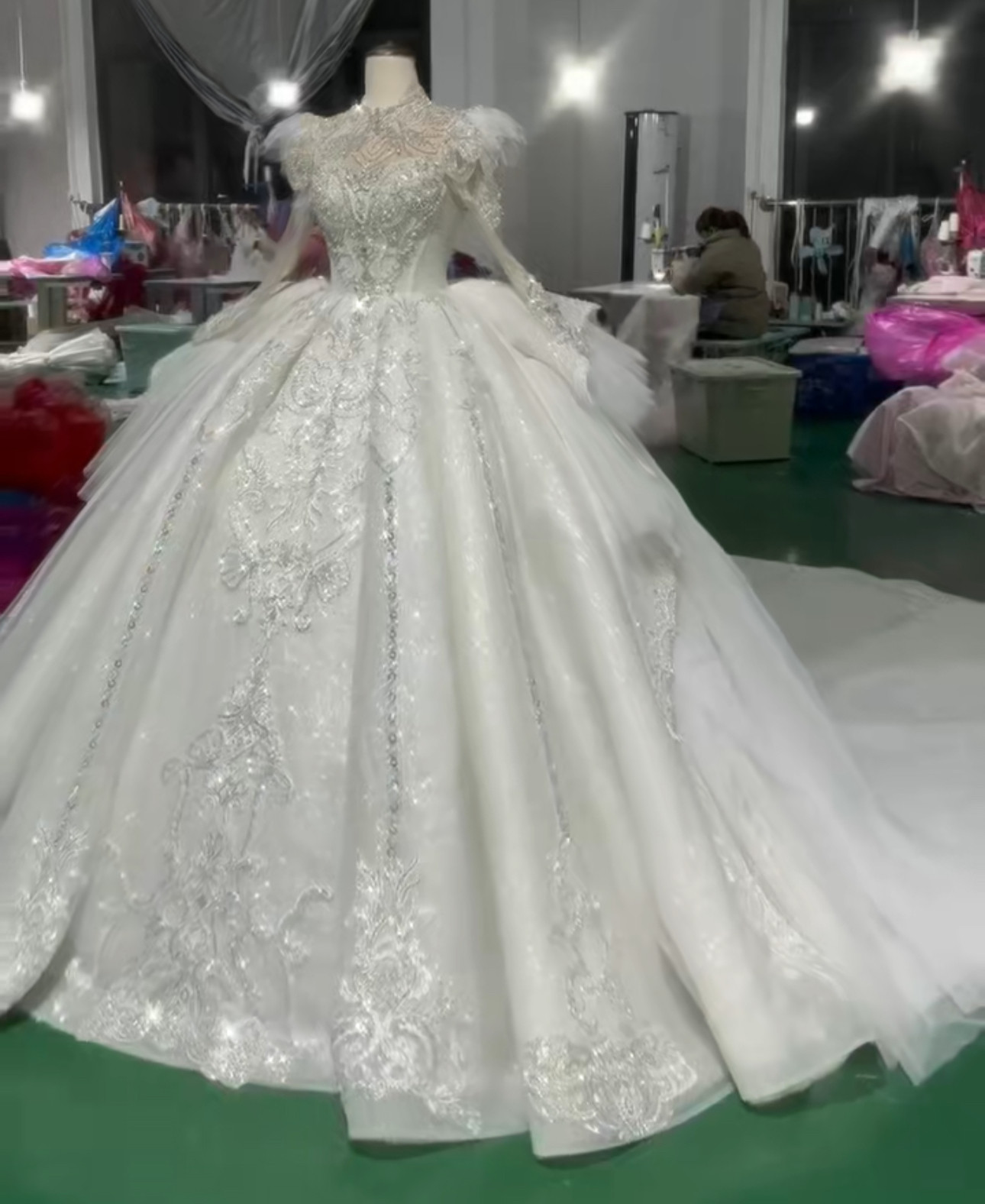 素材感を際立つ　キラキラドレス　ブライダル　本命ドレス制作　激安　ラッフルスカート　フレアスカート　ボリュームクイーンア