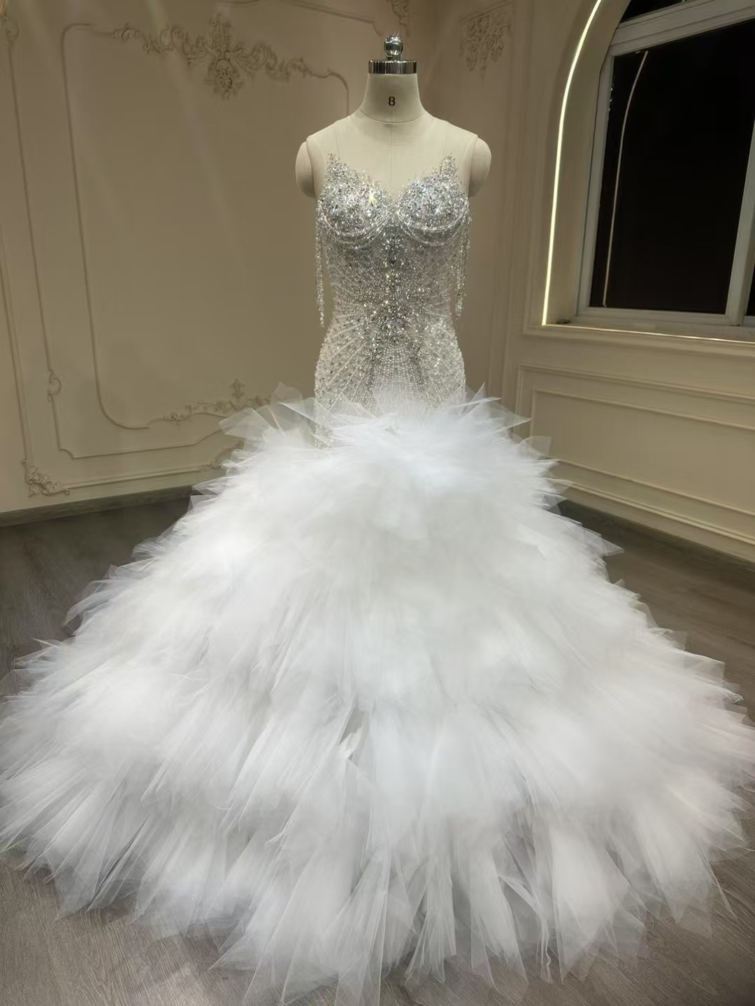 圧倒的に存在感　おしゃれ　目立つ　たっぷりビジュー王道派　高品質マーメイドドレス白　編み上げ　ラッフルスカート本命ドレス