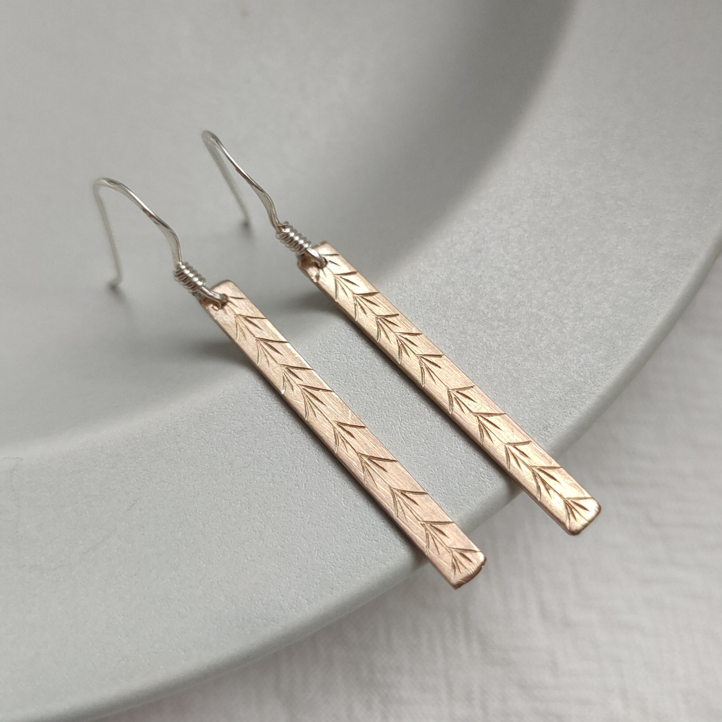 彫金 ゴールドチャーム ピアス 月桂樹 彫金 彫り シルバー925  SV925 モダン 普段使い シンプル 和モダン