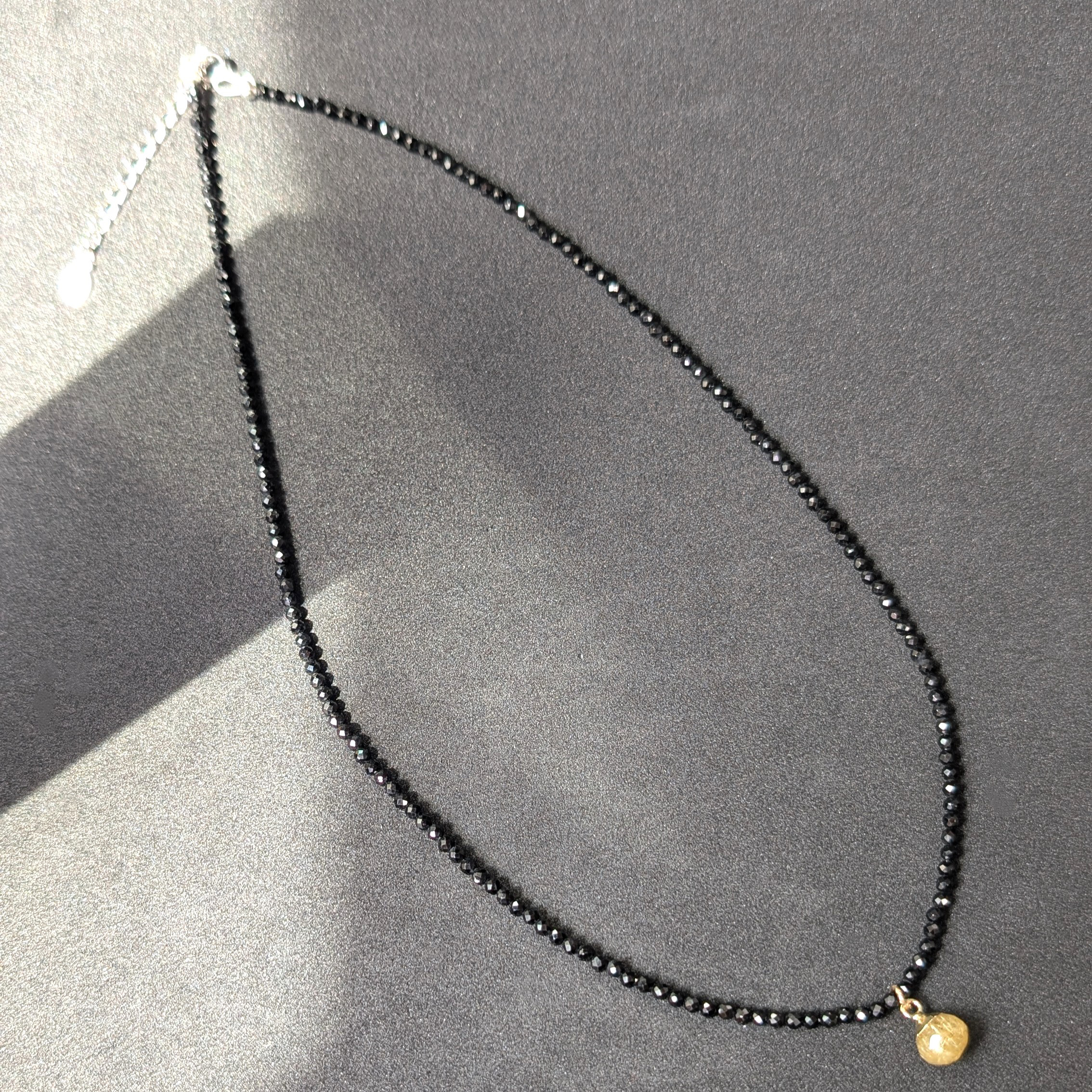 ゴールドルチルチャームとブラックスピネルが輝きまくる！エナジーストーンネックレス アジャスター付で長さ調節可能 贈り物に