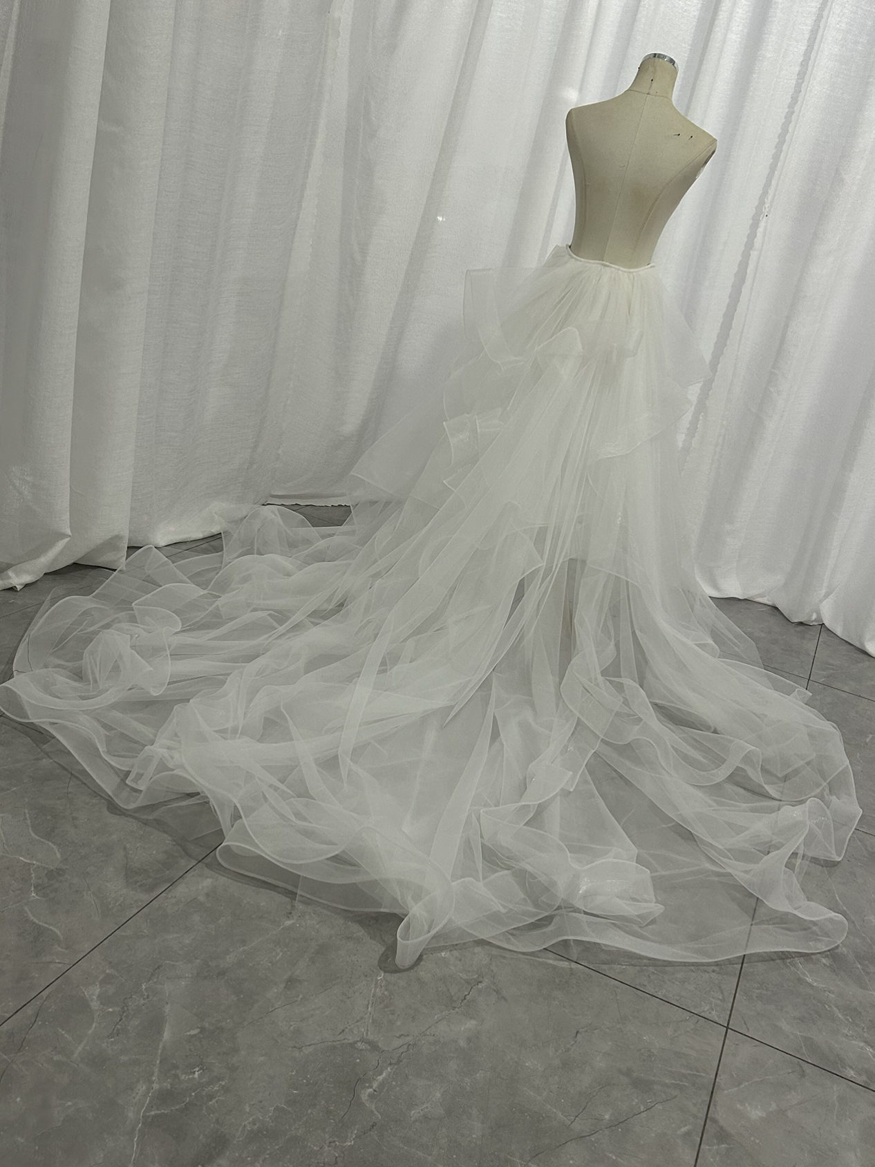 ふっくら柔らかなトレーン オフホワイト ラッフルフリル 可愛い 取り外しトレーン 結婚式