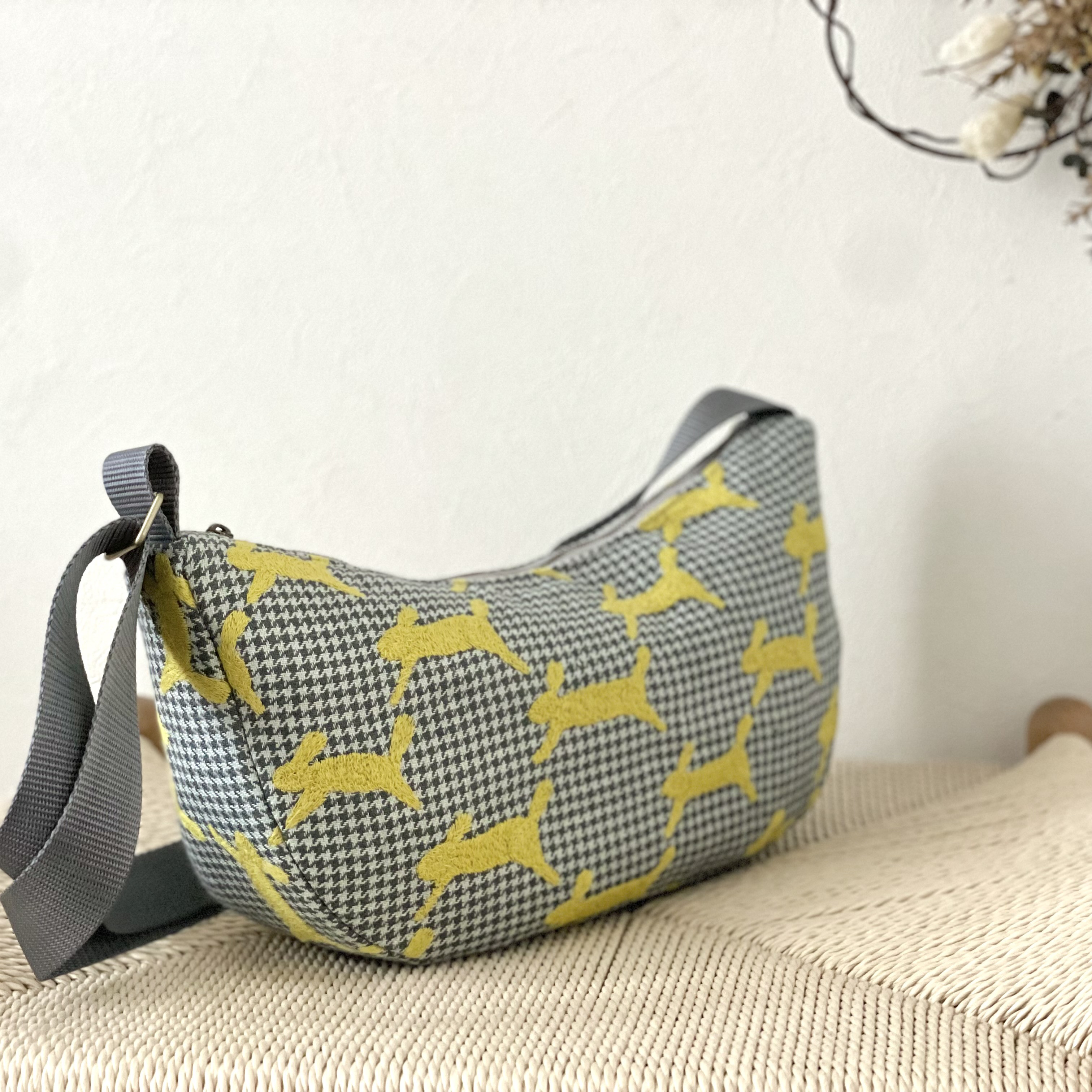 ⚮̈ミナペルホネン　からだにフィットするボディバッグ　runrunrun