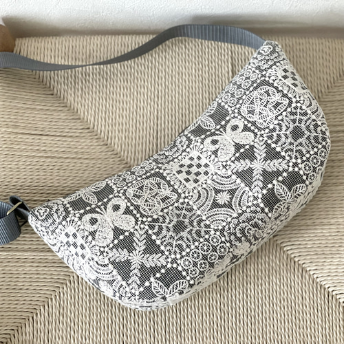 ミナペルホネン　フォレストタイル　ハンドメイドボディバッグ ⚮̈ミナペルホネン からだにフィットするボディバッグ forest