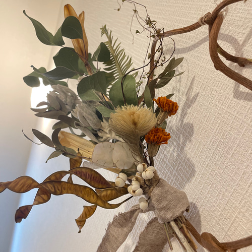 お好きな角度で♡蔓と様々な植物のスワッグ風リース 動きのリース