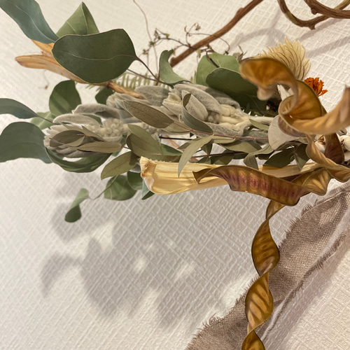 お好きな角度で♡蔓と様々な植物のスワッグ風リース 動きのリース