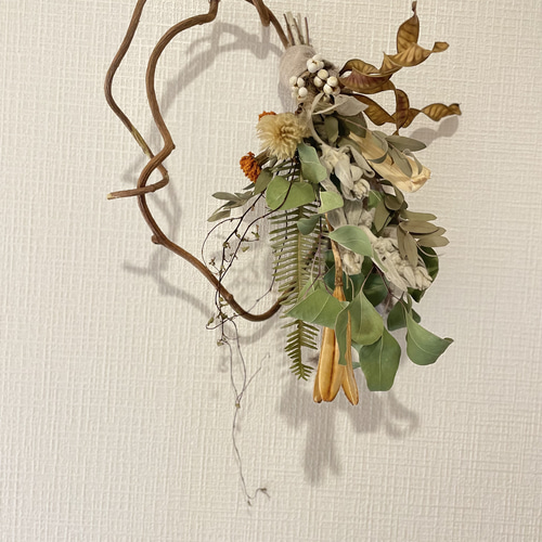 お好きな角度で♡蔓と様々な植物のスワッグ風リース 動きのリース