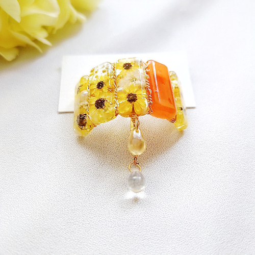 夏の風に揺れる、黄色い向日葵とチェコビーズのポニーフック ドライ