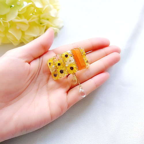 夏の風に揺れる、黄色い向日葵とチェコビーズのポニーフック ドライ