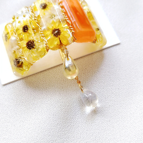 夏の風に揺れる、黄色い向日葵とチェコビーズのポニーフック ドライ