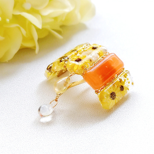 夏の風に揺れる、黄色い向日葵とチェコビーズのポニーフック ドライ