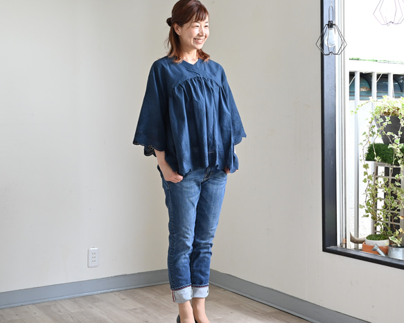 【NEW】スカラップ刺繍レースのコットンブラウス 2枚目の画像