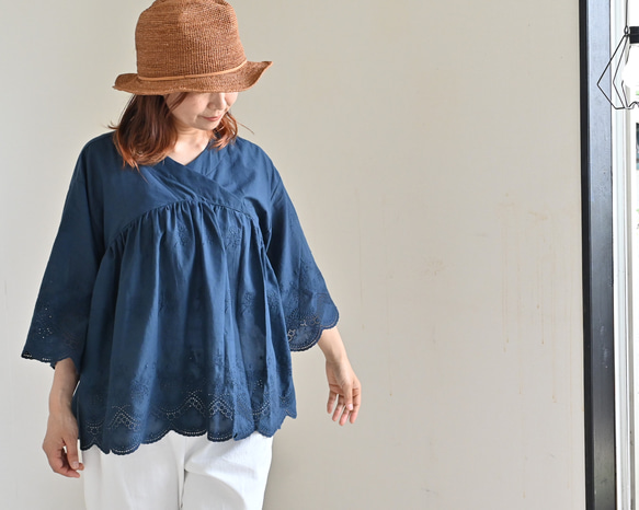 【NEW】スカラップ刺繍レースのコットンブラウス 3枚目の画像