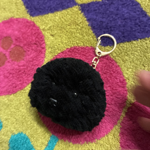 うるうるおめめのトイプードル ポンポン毛糸キーホルダー＊ブラック 黒