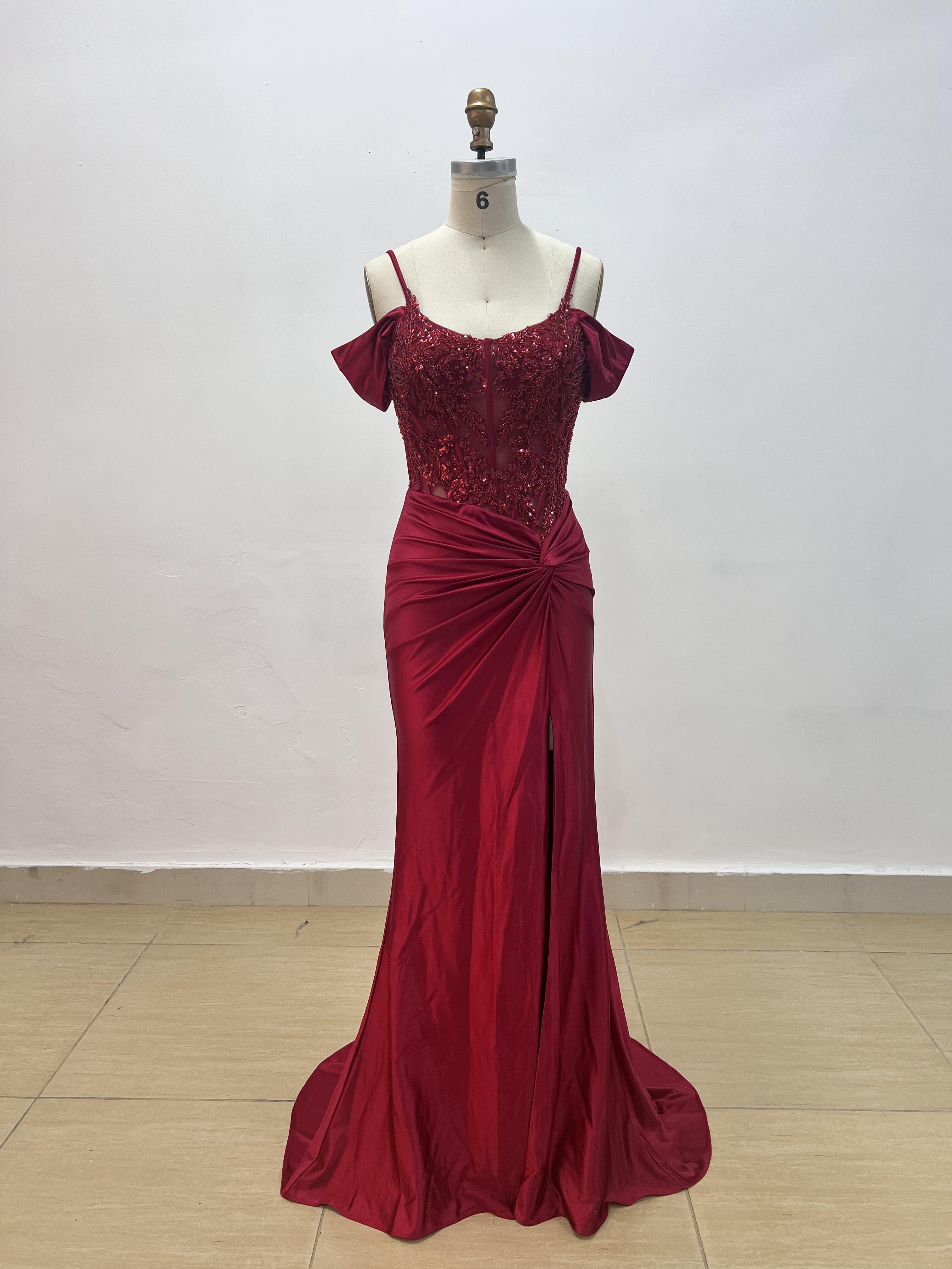 圧倒的な存在感　赤レッド　オフショルダー　フリル　二の腕カバー　スッリト　チャック　サイズオーダー可能　背中空き　結婚式