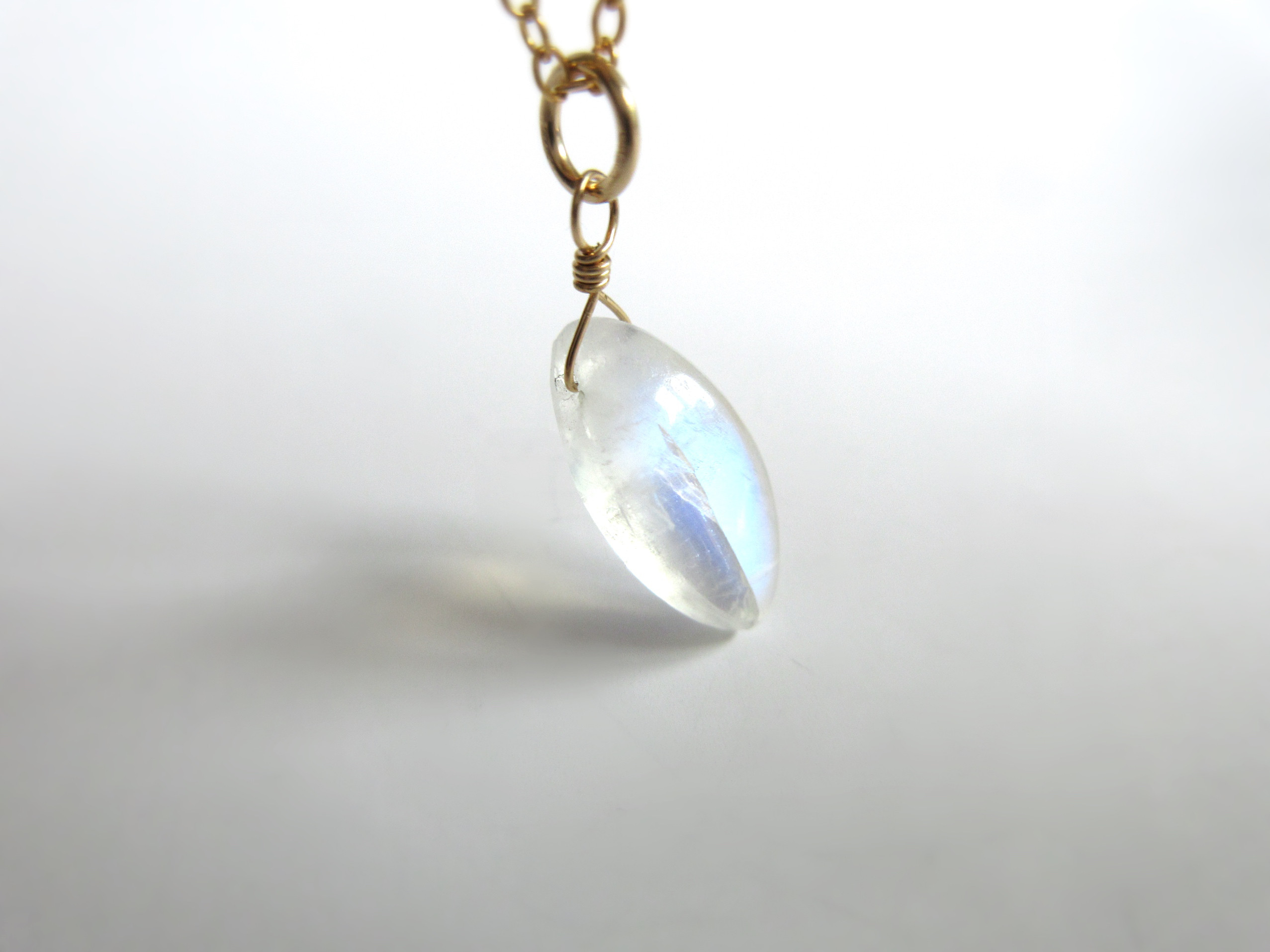 【6月の誕生石】12×6mm発色美「レインボームーンストーン」14kgfネックレス