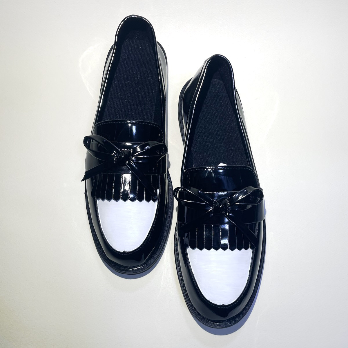 華奢なリボンが可愛いバイカラーキルトローファー (エナメルブラック x マットホワイト)