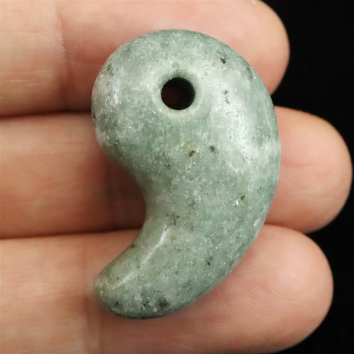 崑崙翡翠（こんろんひすい） ST 30mm勾玉 8.7g #81010 天然石 榎本通商