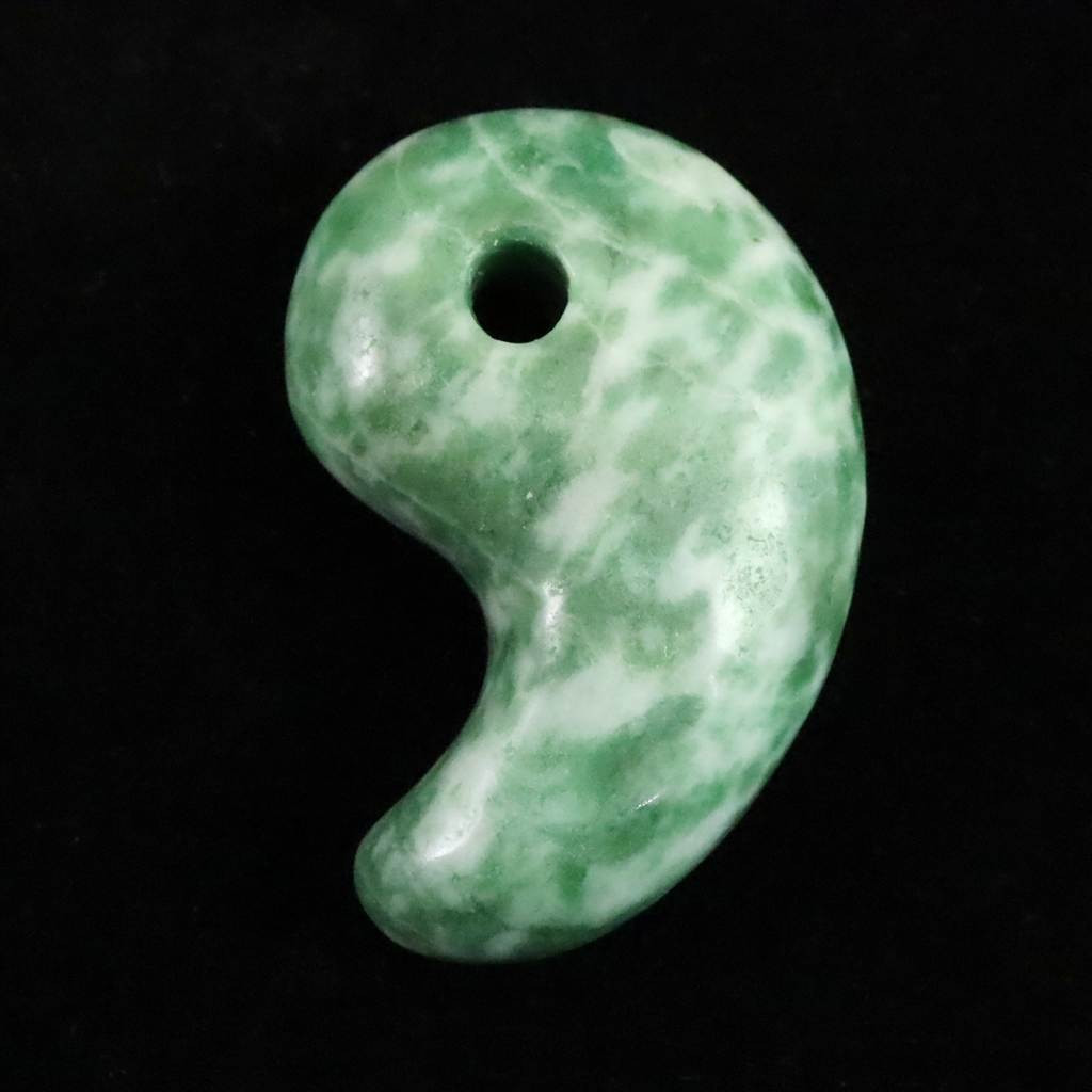 崑崙翡翠（こんろんひすい） AAA　30mm勾玉 9.4g #11098