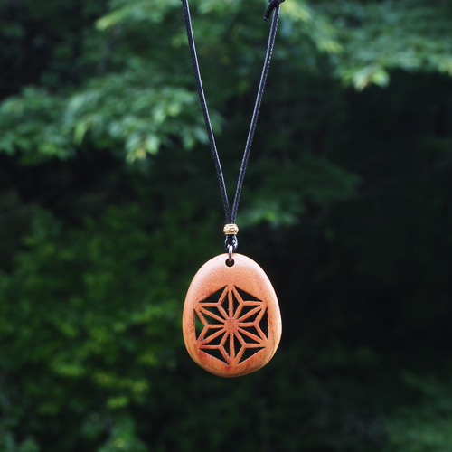 麻の葉模様を透かし彫りした木製ペンダント ネックレス