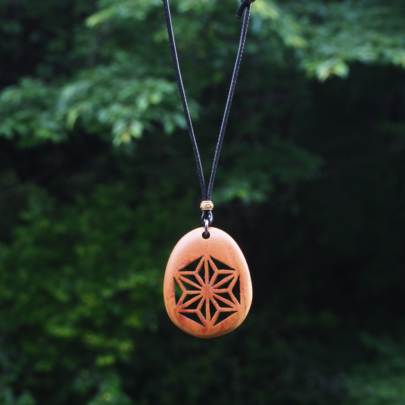 麻の葉模様を透かし彫りした木製ペンダント ネックレス・ペンダント