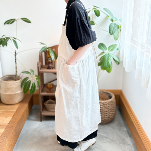 ワンピースエプロン＊ふんわりギャザー＊オフホワイト＊バッククロス
