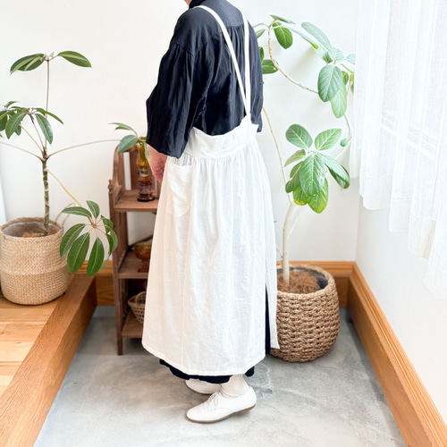 ワンピースエプロン＊ふんわりギャザー＊オフホワイト＊バッククロス