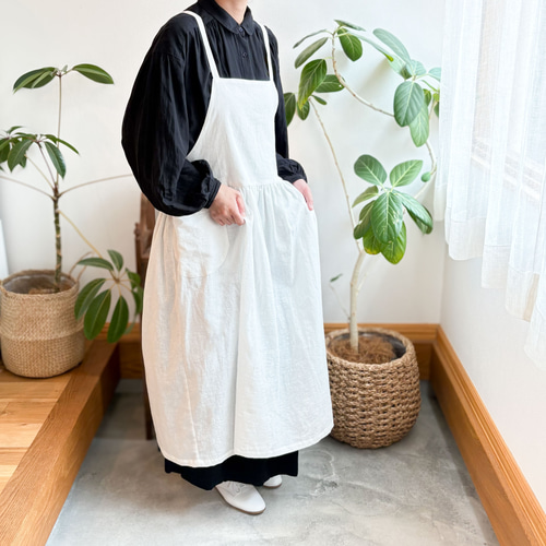 ワンピースエプロン＊ふんわりギャザー＊オフホワイト＊バッククロス