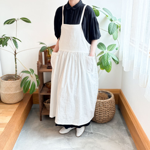 ワンピースエプロン＊ふんわりギャザー＊オフホワイト＊バッククロス
