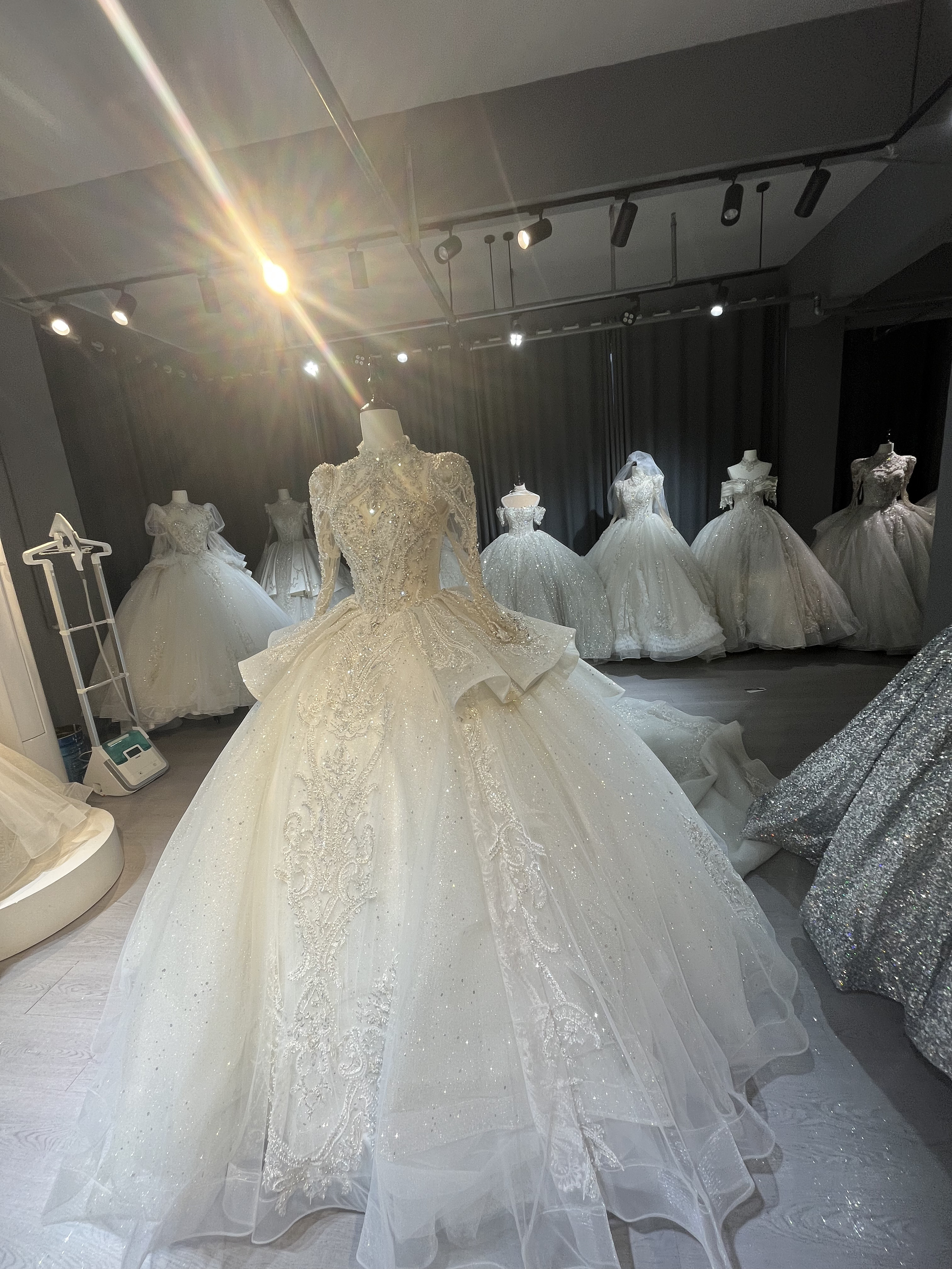 抜群のおしゃれ見え！豪華なビジュー　長袖　チュール　背中空き　編み上げ　トレーン　咲き誇る花レース　優雅冬婚秋婚結婚式