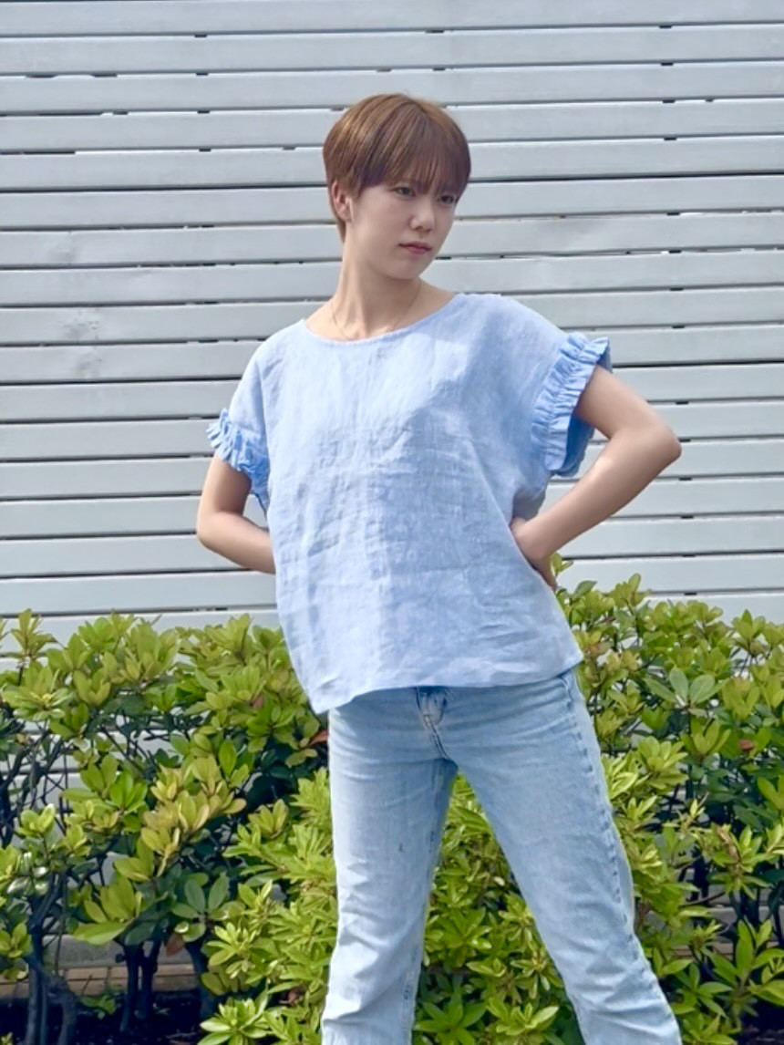 袖のフリルがアクセント＊軽やかで涼しげなブラウス＊シャンブレーリネン＊アイスブルー