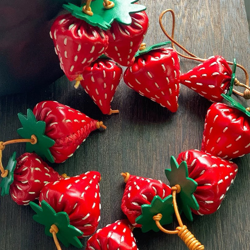 即日発送】いちごレザーバックチャーム 手縫いヌメ革キーホルダー 牛革