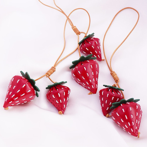 即日発送】いちごレザーバックチャーム 手縫いヌメ革キーホルダー 牛革