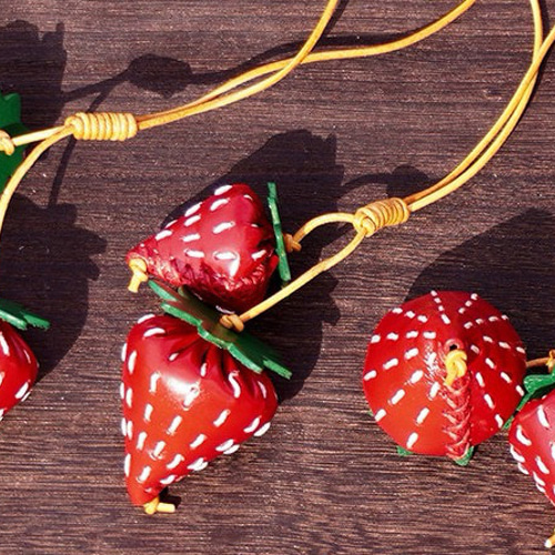 即日発送】いちごレザーバックチャーム 手縫いヌメ革キーホルダー 牛革