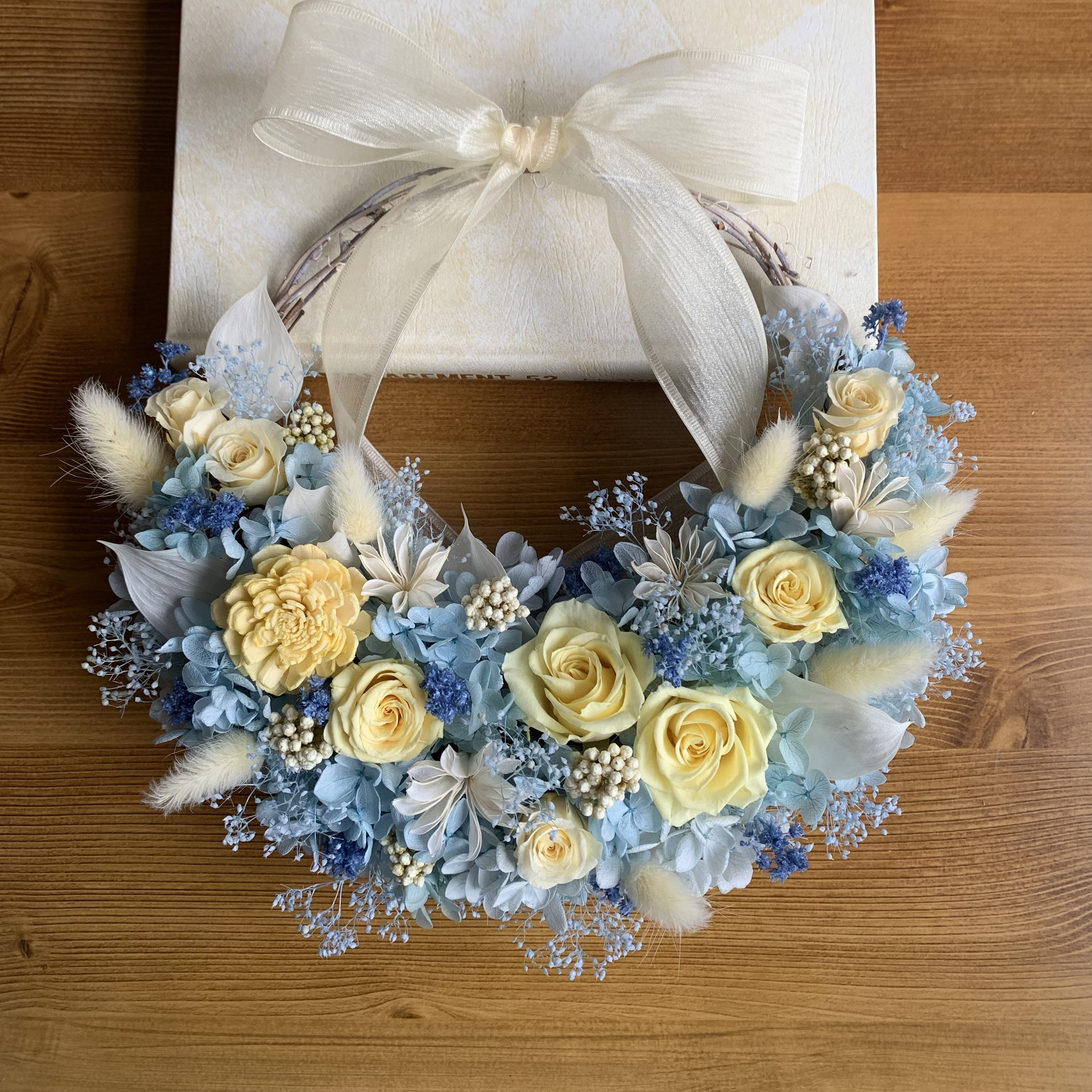 [受注制作] ブルー&クリーム色のキュートなハーフリース✤プリザーブドフラワー✤爽やかリース✤夏リース