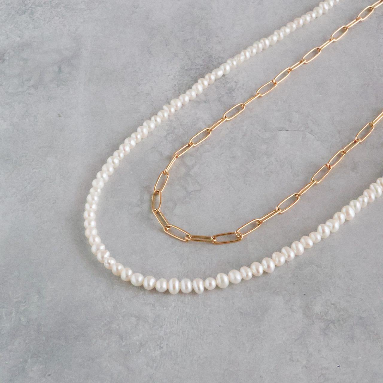 芹の花－小粒淡水パールとクリップチェーンのロングネックレス（ゴールド）