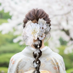 ホワイトダリアとオーガンジーの髪飾り　結婚式　成人式　花嫁　和装　振袖　卒業式　白無垢　色打掛　前撮り　花嫁　着物　白 2枚目の画像