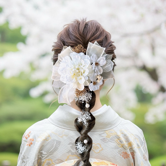 ホワイトダリアとオーガンジーの髪飾り　結婚式　成人式　花嫁　和装　振袖　卒業式　白無垢　色打掛　前撮り　花嫁　着物　白 2枚目の画像