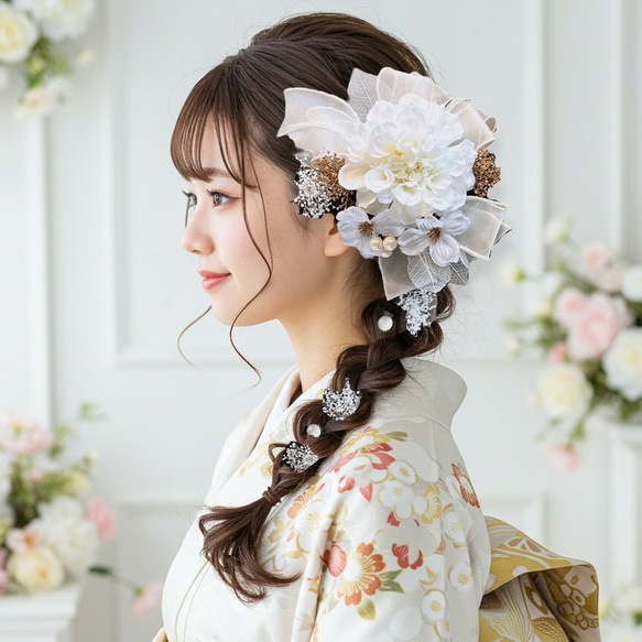 ホワイトダリアとオーガンジーの髪飾り　結婚式　成人式　花嫁　和装　振袖　卒業式　白無垢　色打掛　前撮り　花嫁　着物　白 1枚目の画像