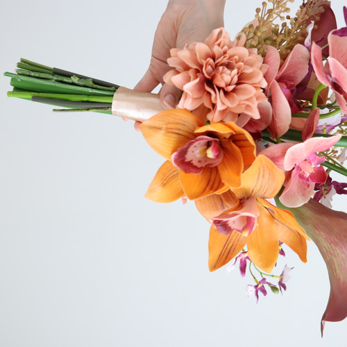 オレンジとテラコッタの縦長アームブーケ 造花ブーケ ウェディング