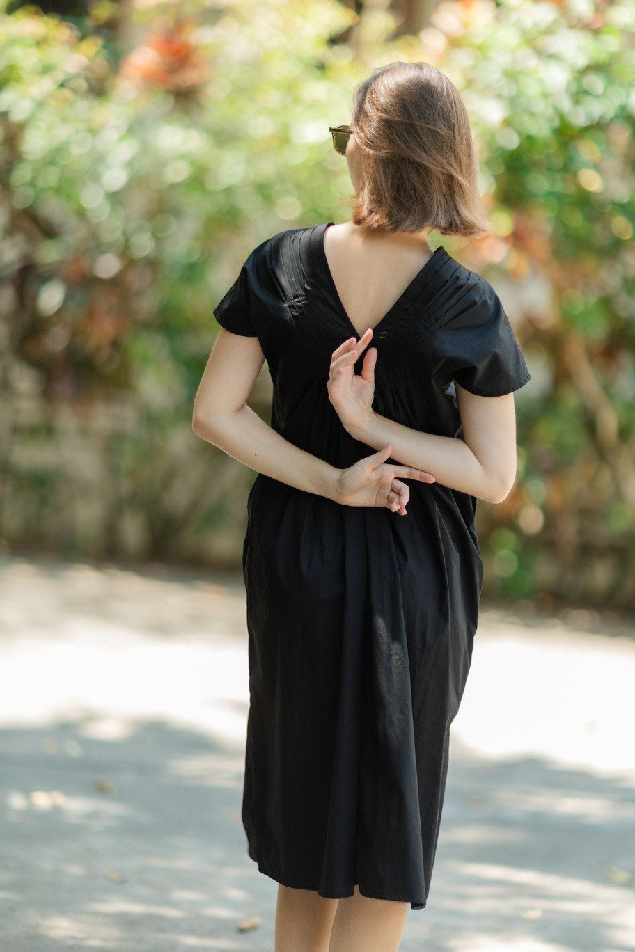 Vネックタックドレス（80/80番手の繊細なファインコットン）