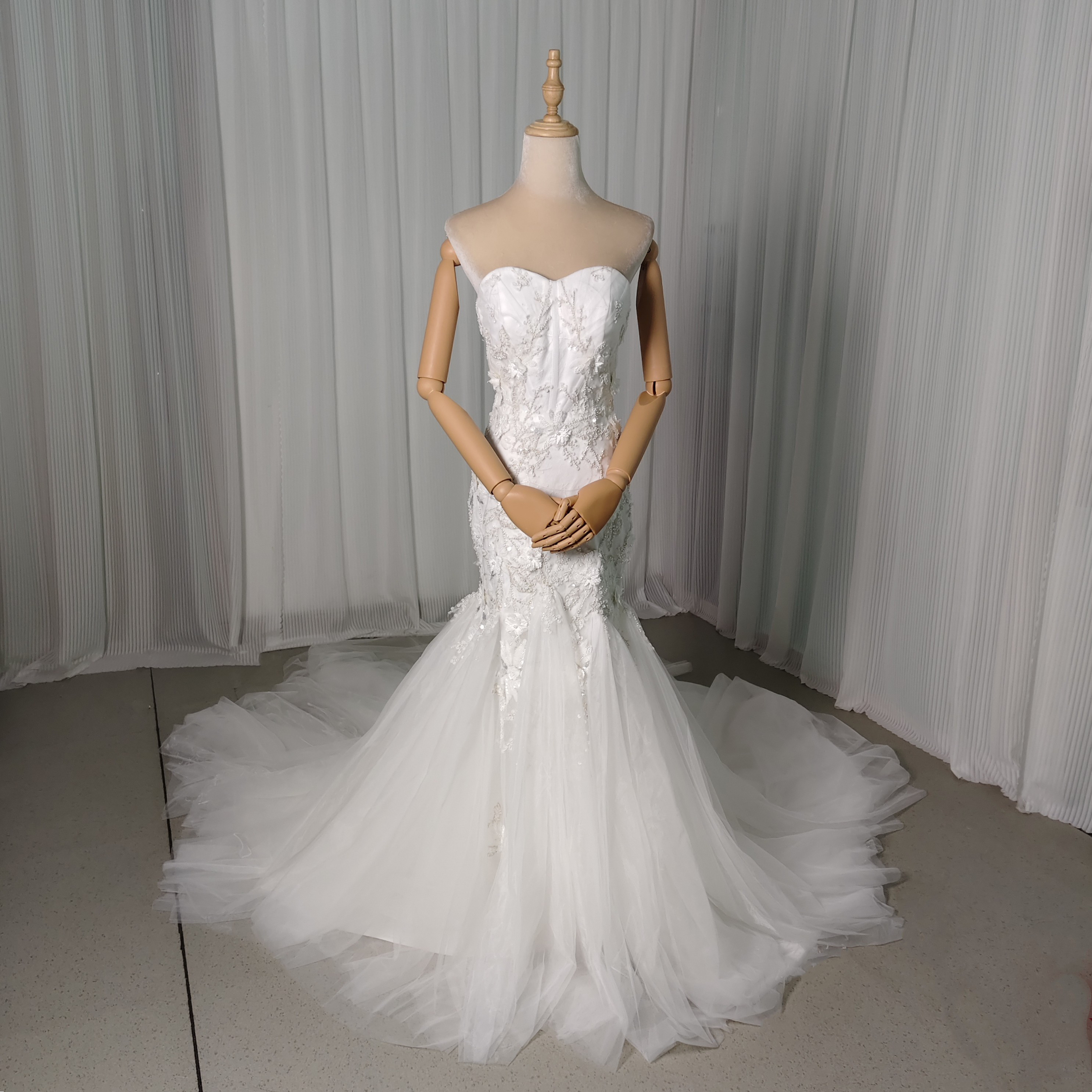 送料無料！豪華！ウエディングドレス ベアトップ マーメイドライン 3D立体レース刺繍 ビスチェタイプ 流れる透け花レース