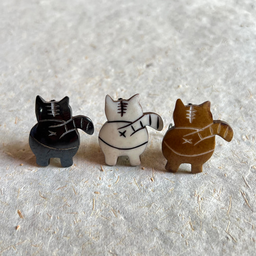 猫のお尻 ブローチ 水牛の骨 天然素材 ブローチ himalayajr 通販