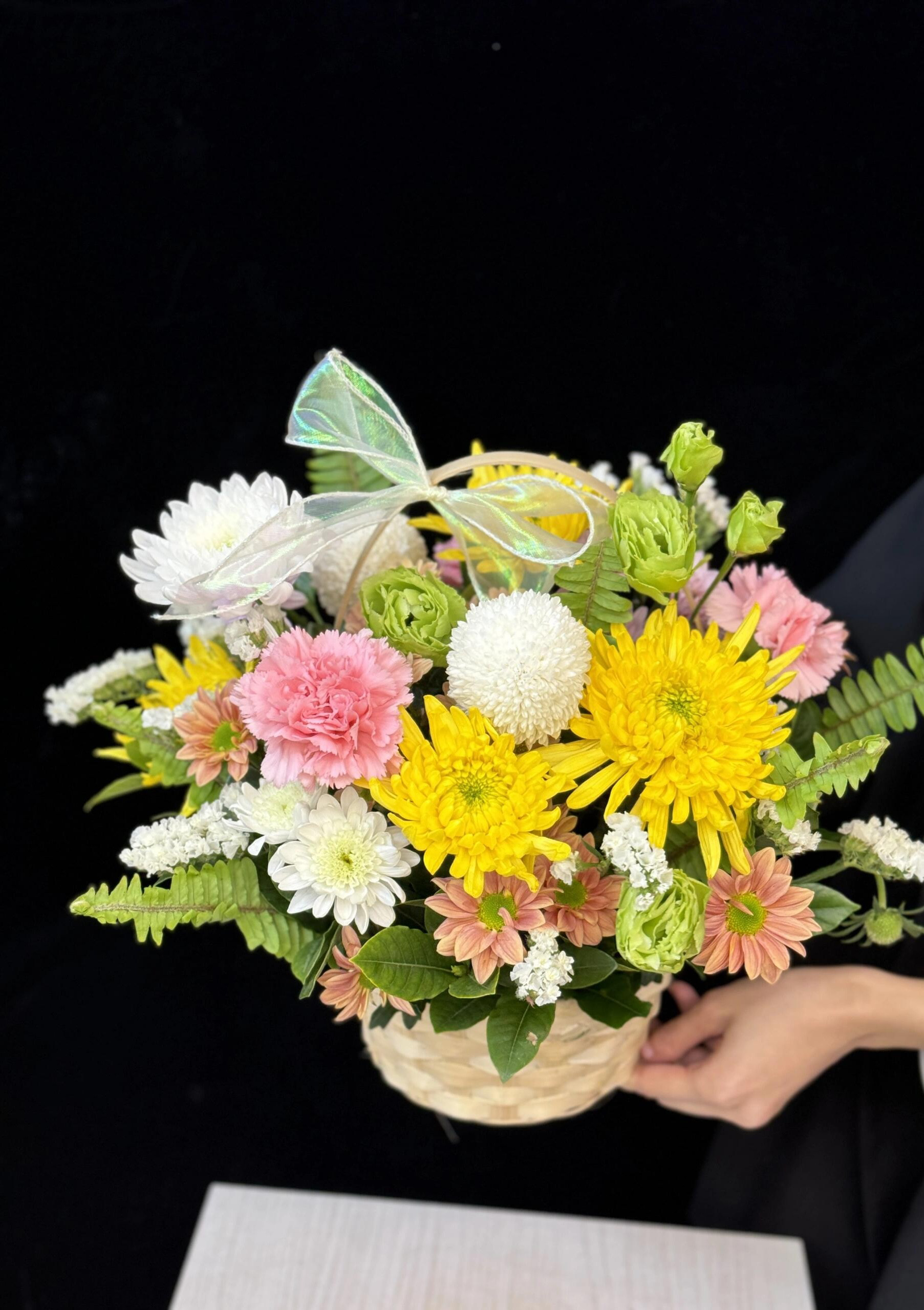 生花「温かなおもいで」～お供えや法事にぴったりのやさしい花籠～