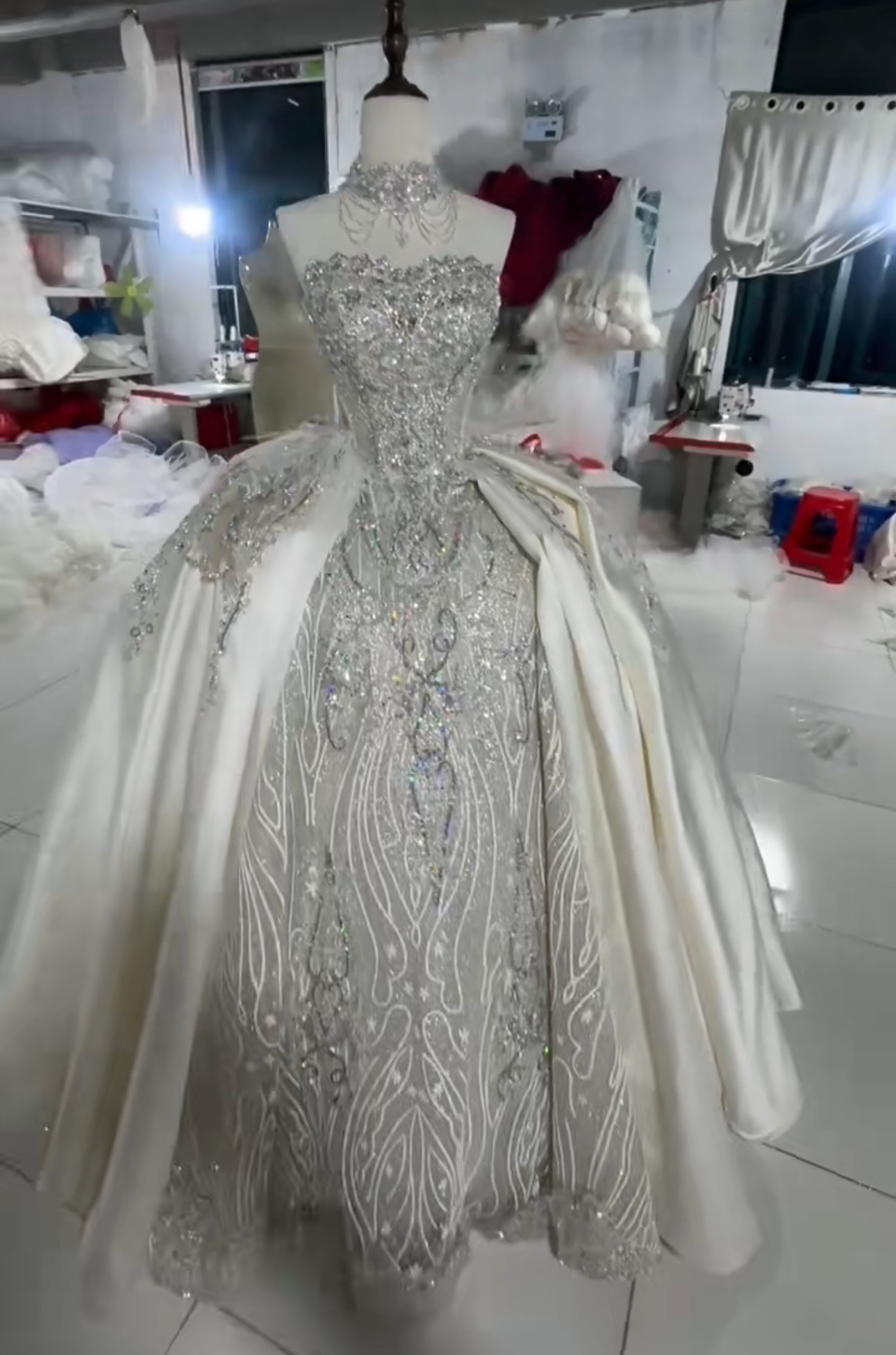 新作　チューブトップ　ネックレス付き　韓国風　ホワイト　サテン　たっぷりビジュー　目立つ　キラキラピカピカドレス編み上げ