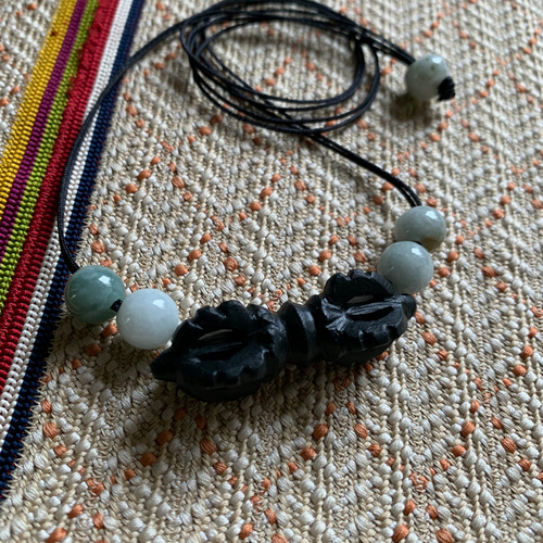 パジュラの彫り珠モリオンとミャンマー翡翠のお紐仕立てネックレス